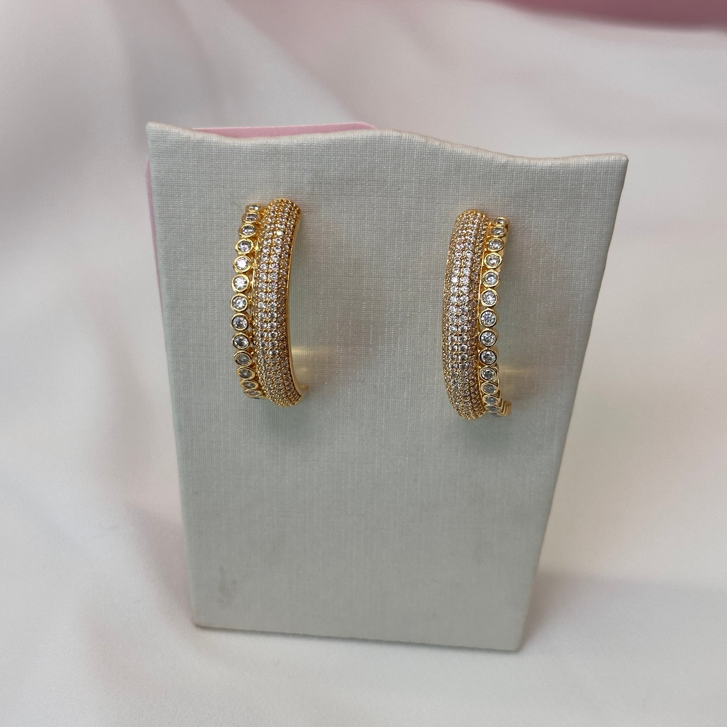 Brinco dourado festa, meia argola, cravejado