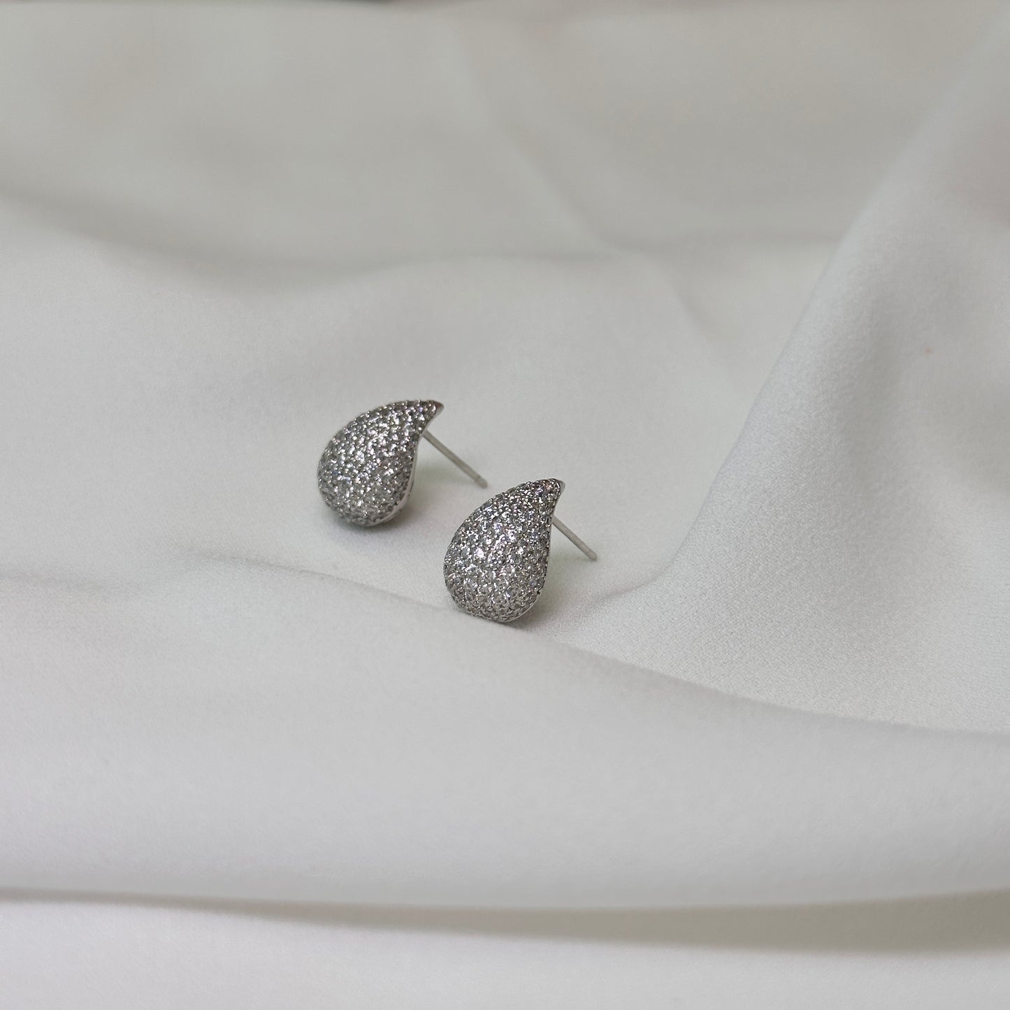 Brinco gota, cravejado, ródio serenidade