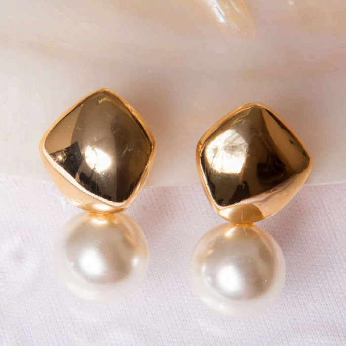 BRINCO ASSIMETRICO DOURADO COM PÉROLA