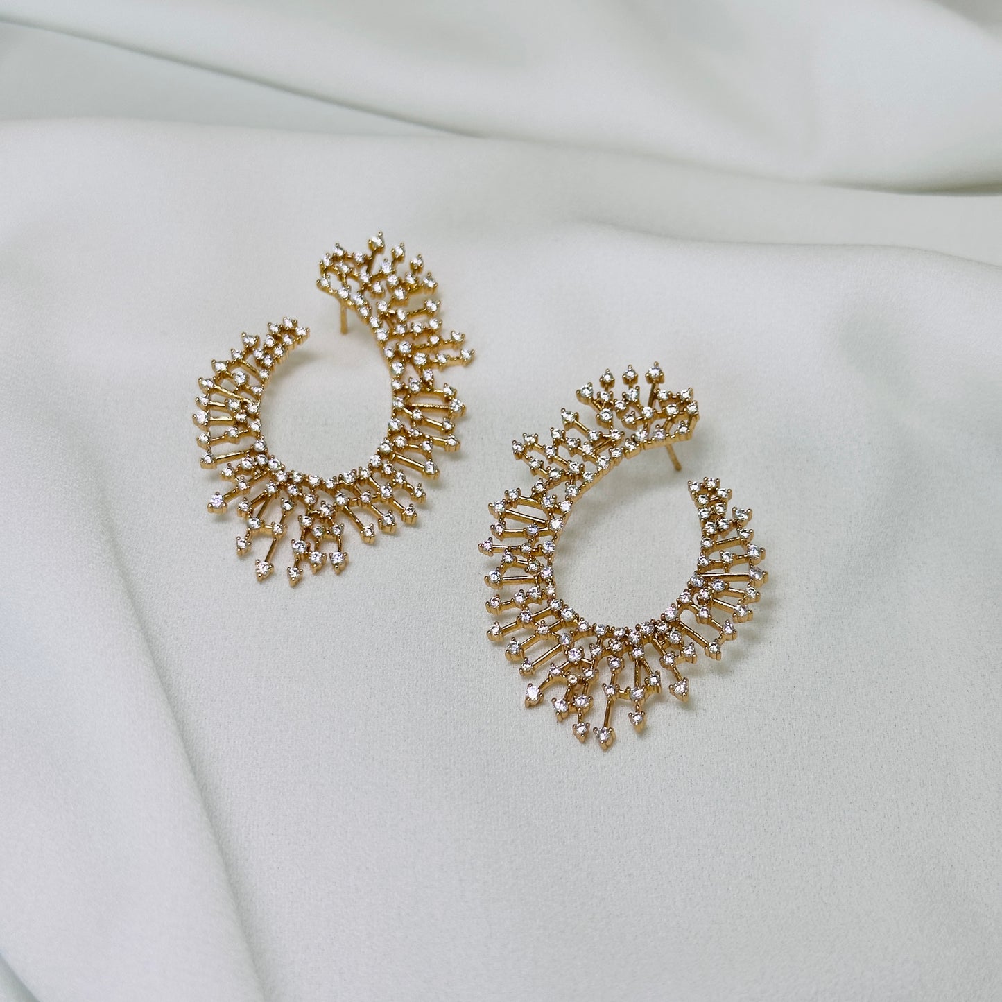 Brinco dourado, argola frontal, cravejado