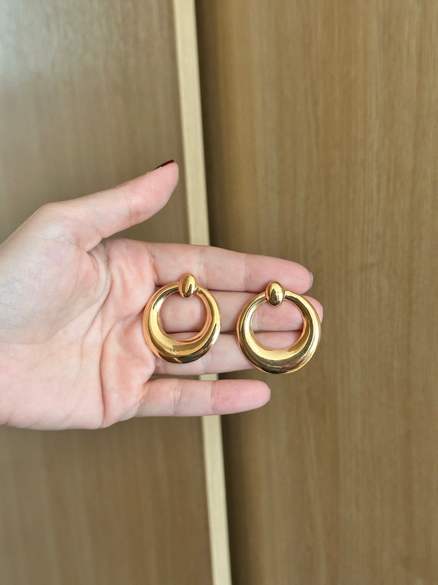 Brinco dourado argola frontal lisa