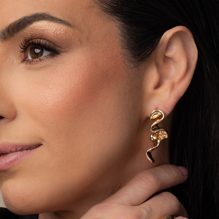 Brinco Orgânico Banhado a Ouro 18k – Design Escultural e Atemporal