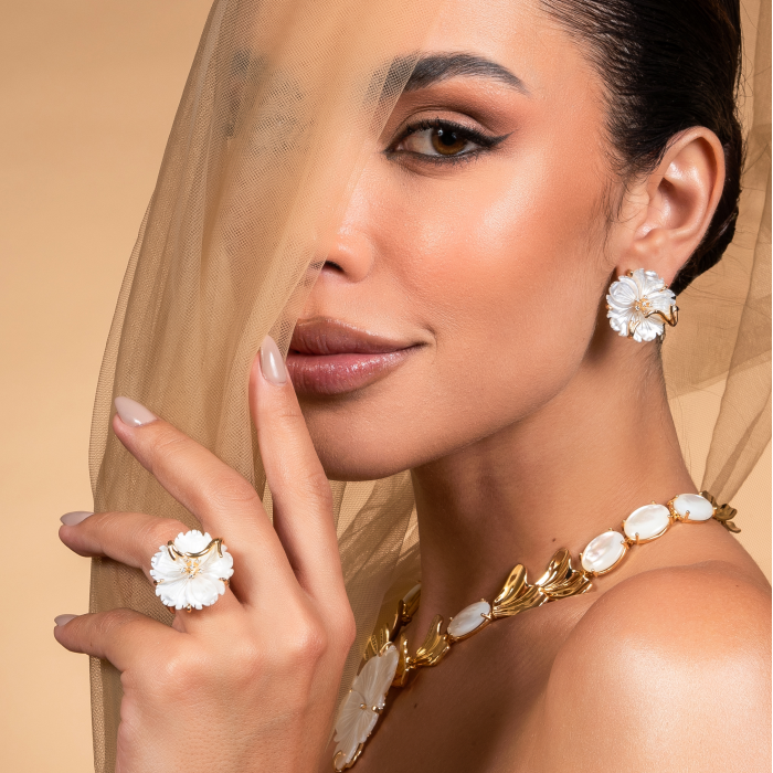 Brinco Flor em Madrepérola Banhado a Ouro 18K