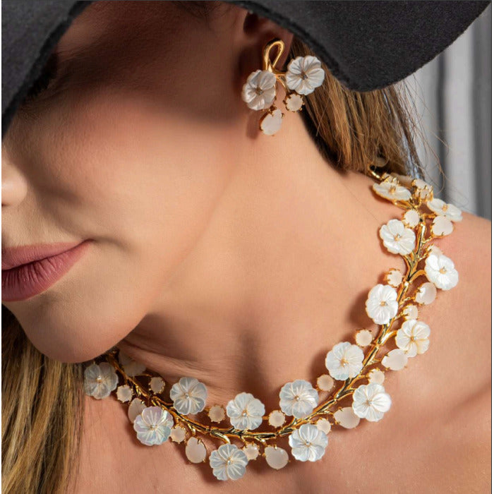 COLAR ASTRALY DOURADO COM FLORES EM MADREPEROLAS E PEDRA LEITOSA