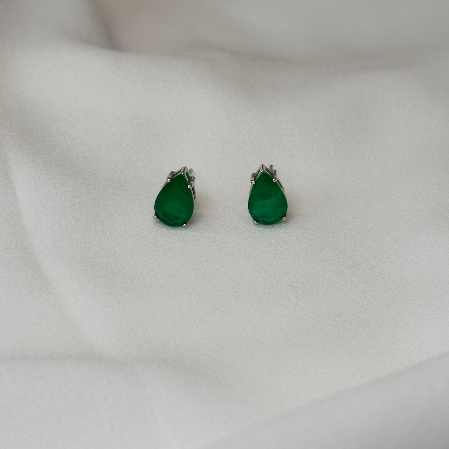 Brinco gota ródio, pedra esmeralda