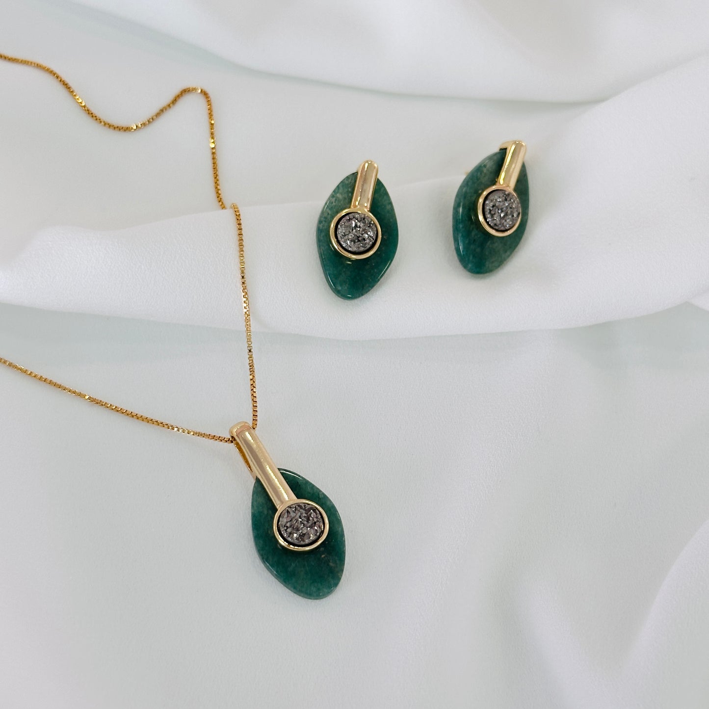 Conjunto dourado com quartzo verde e druza