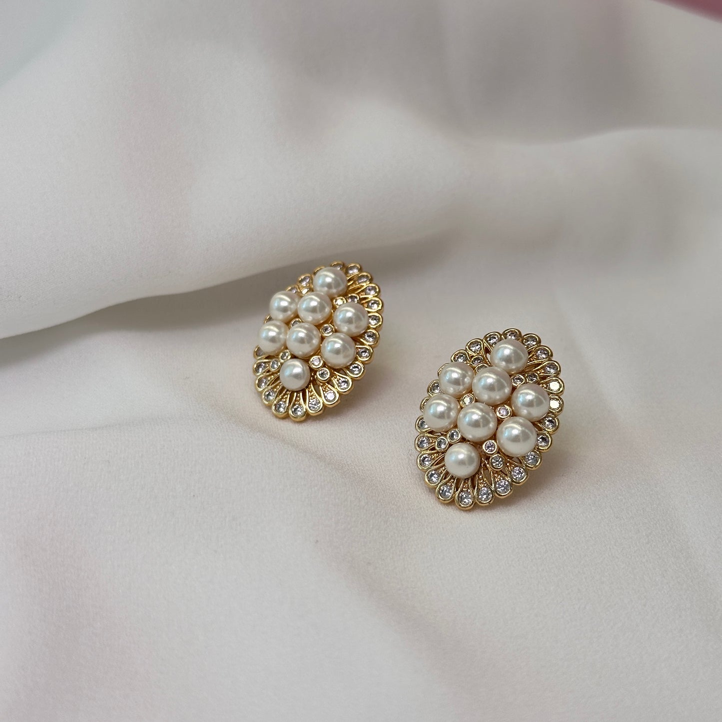 Brinco dourado, oval com pérolas