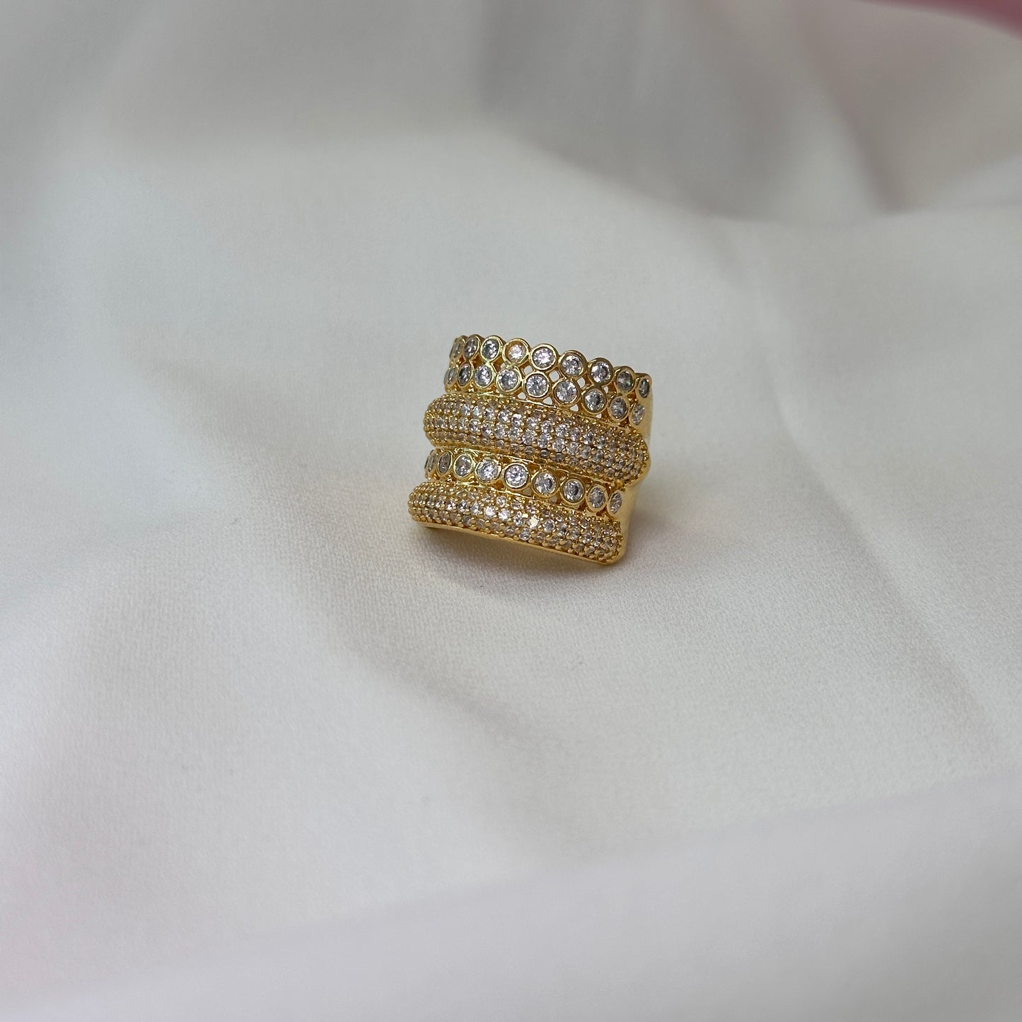 Anel dourado cravejado, com pontos de zircônia