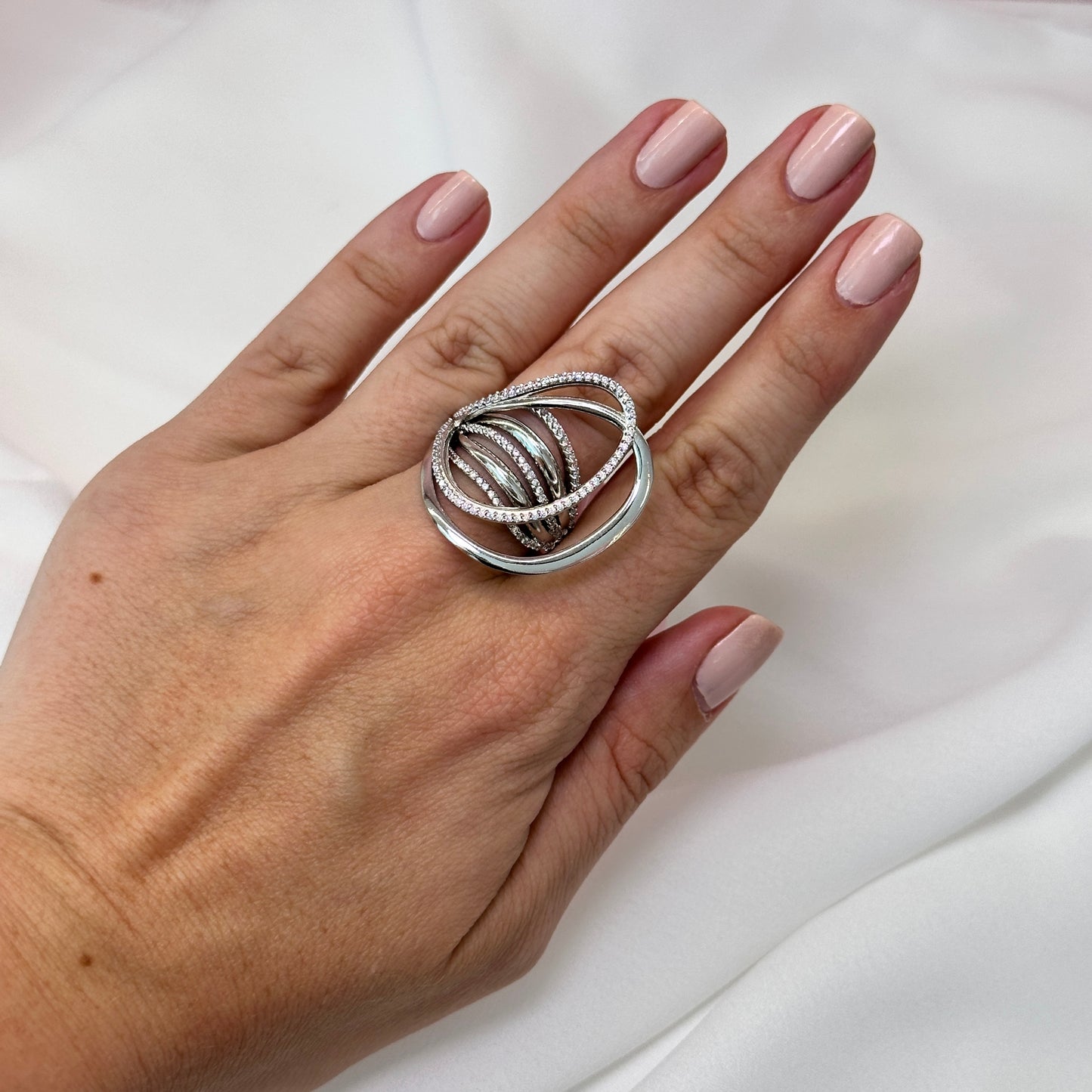 Anel design moderno em rodio com zircônias Katrina