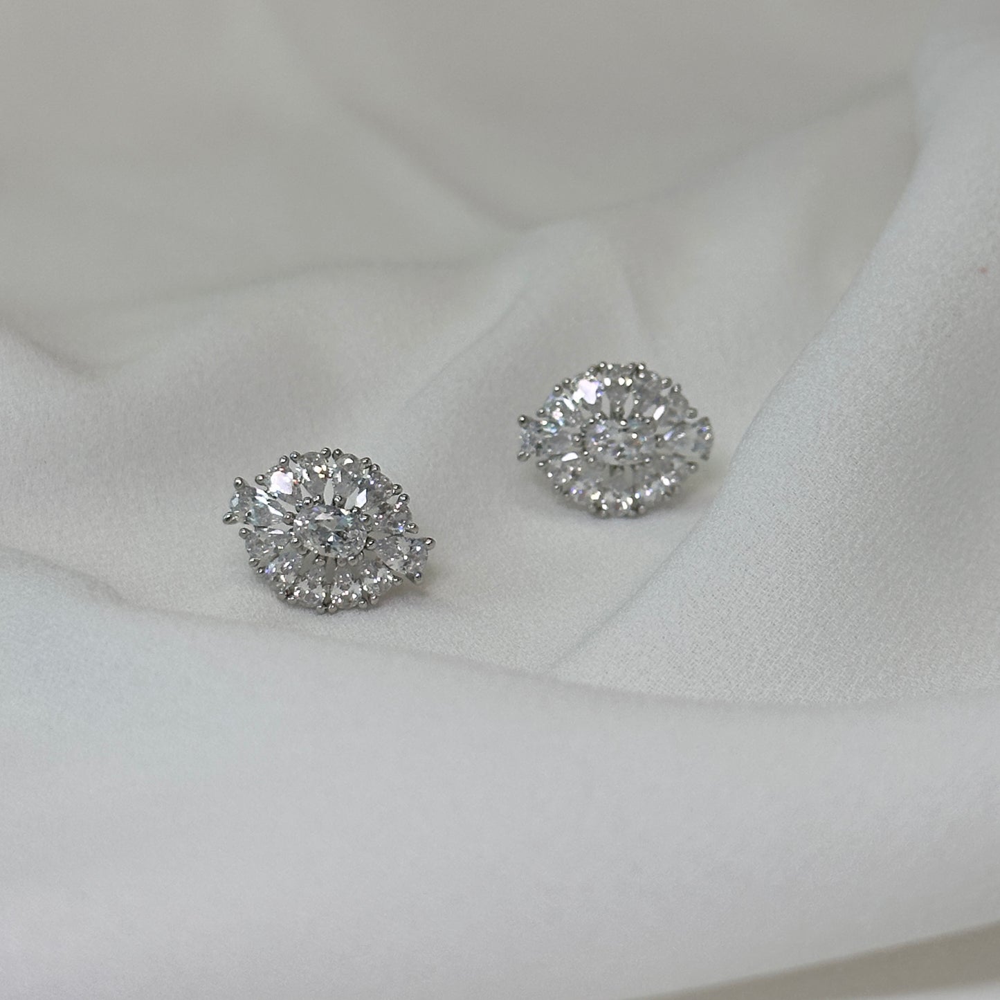 Brinco ródio clássico, cravejado com zircônias