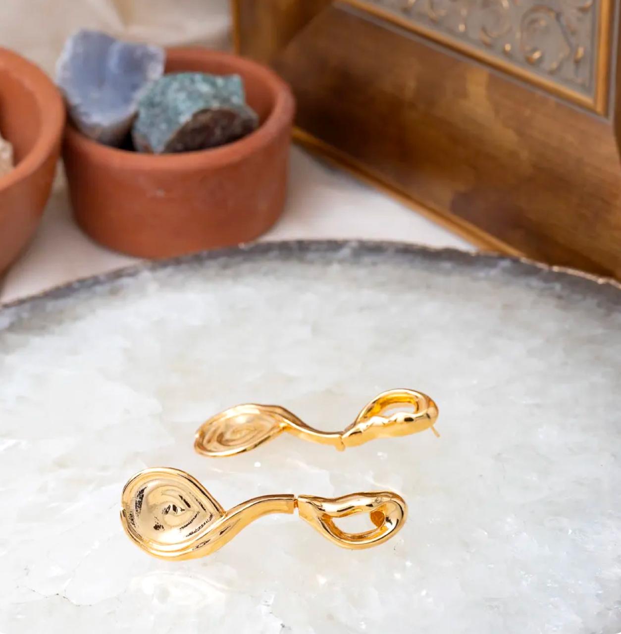 Brinco Escultura Gota Orgânica Dourada