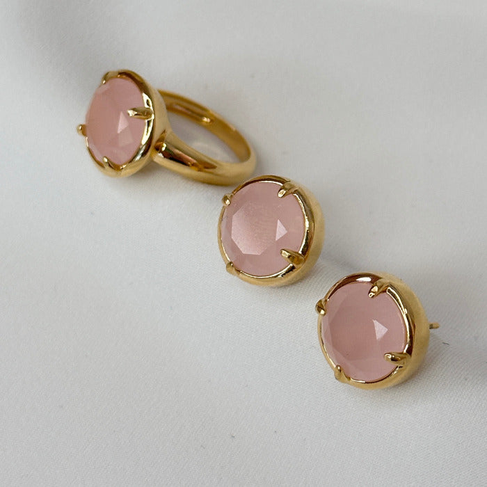 BRINCO LICYIN REDONDO COM PEDRA NATURAL LEITOSA ROSA CLARO