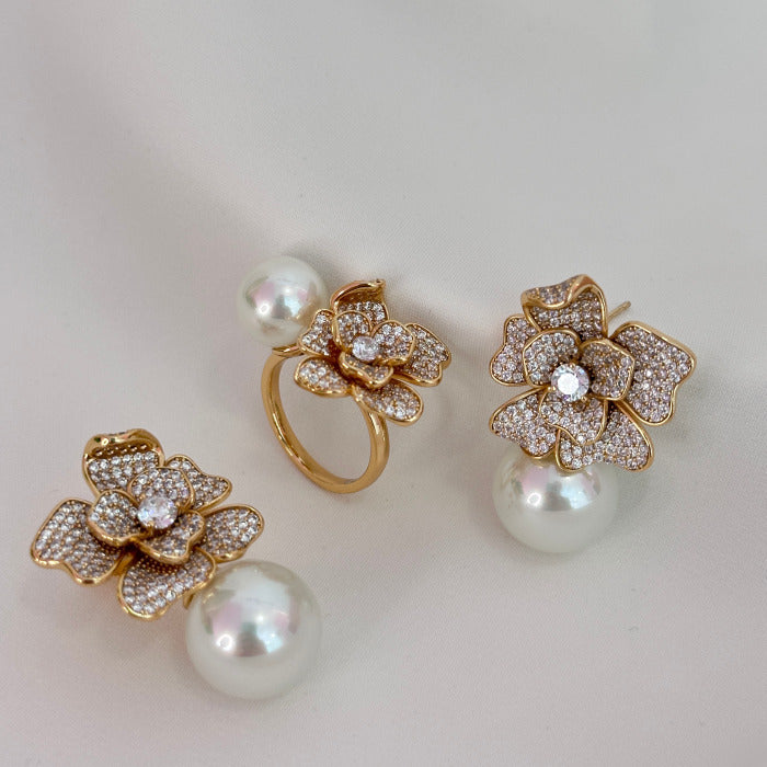 BRINCO CHIC FLOR CRAVEJADA COM PEROLA