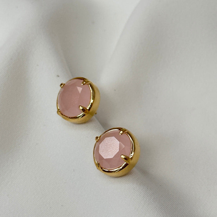 BRINCO LICYIN REDONDO COM PEDRA NATURAL LEITOSA ROSA CLARO