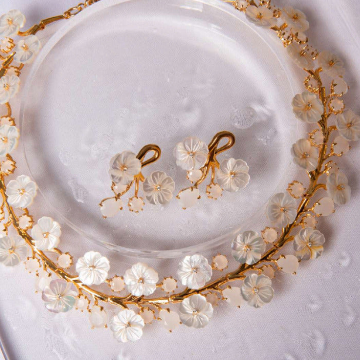 COLAR ASTRALY DOURADO COM FLORES EM MADREPEROLAS E PEDRA LEITOSA