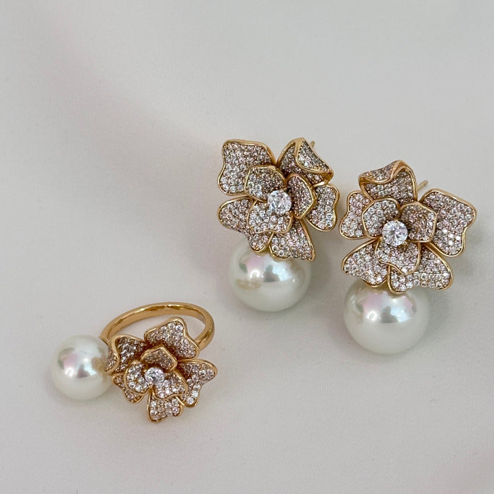 BRINCO CHIC FLOR CRAVEJADA COM PEROLA