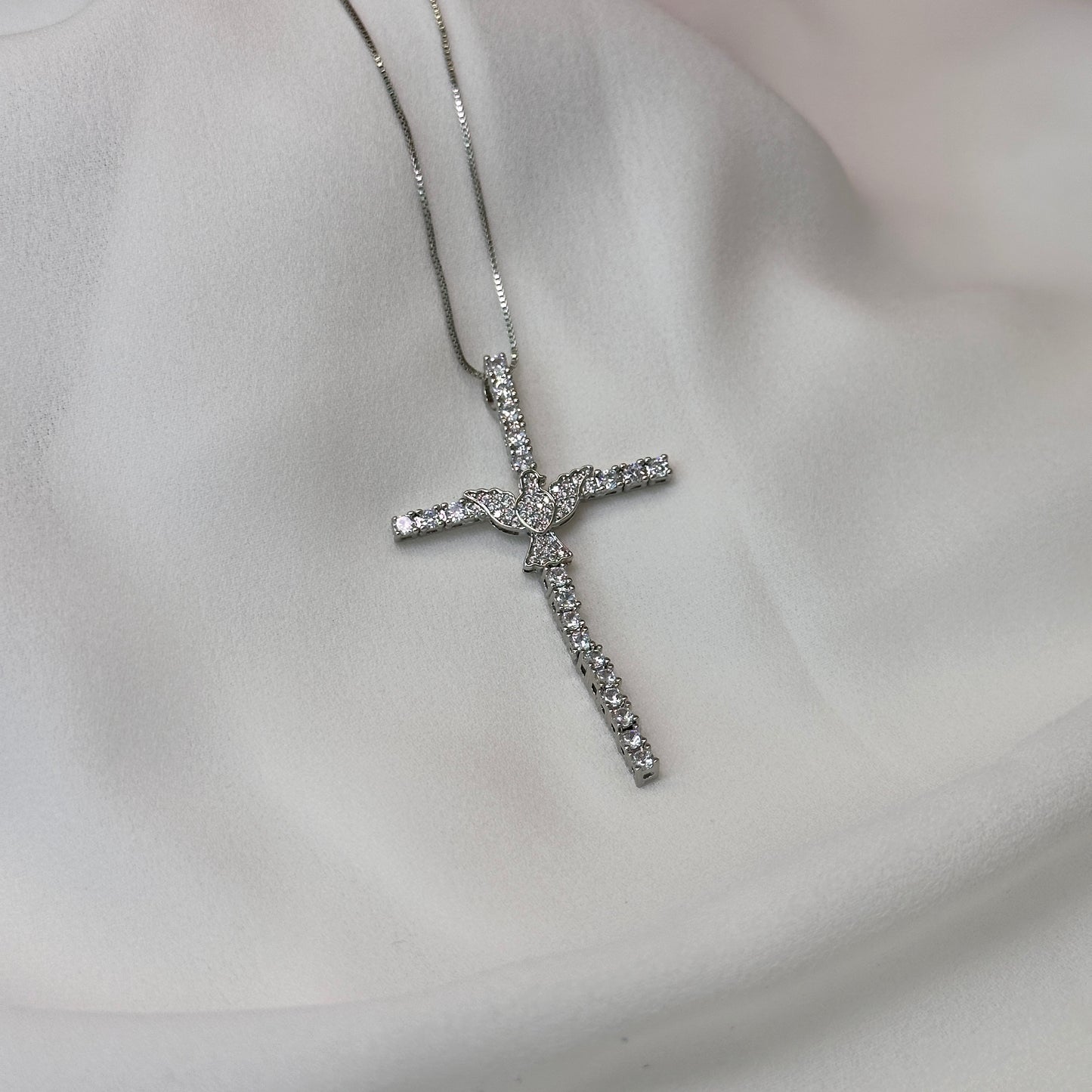 Colar crucifixo cravejada ródio