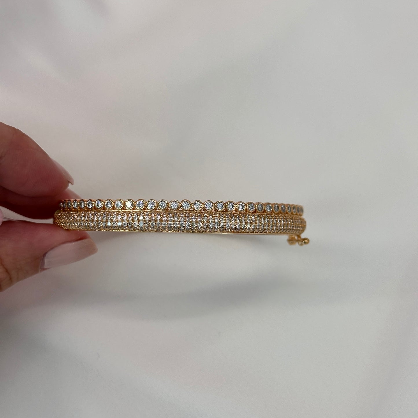 Bracelete dourado, cravejado