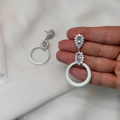 Brinco ródio alongado esmaltado branco com cristaos