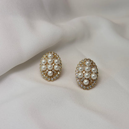 Brinco dourado, oval com pérolas