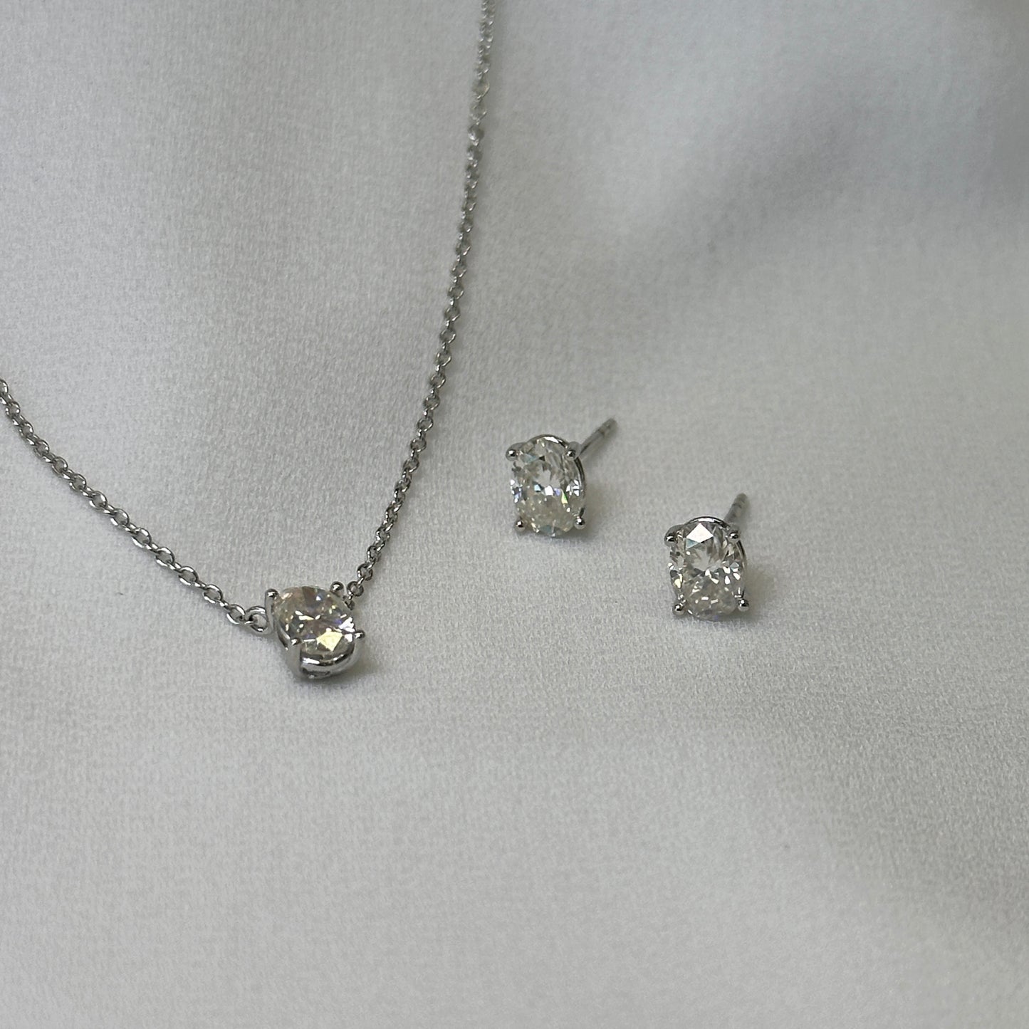 Colar prata 925 ponto de luz oval com  pedra Moissanite