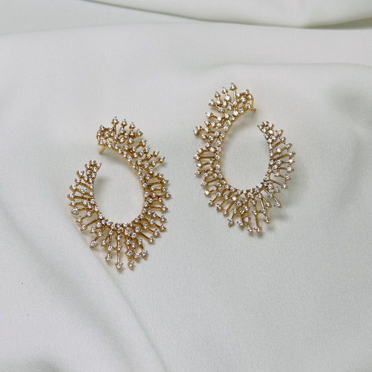 Brinco dourado, argola frontal, cravejado