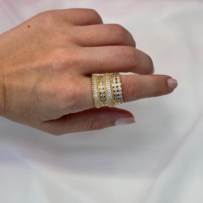 Anel dourado cravejado, com pontos de zircônia