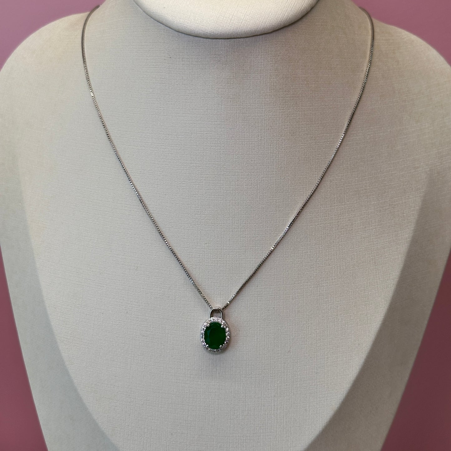 Colar com pingente esmeralda oval cravejado prata 925