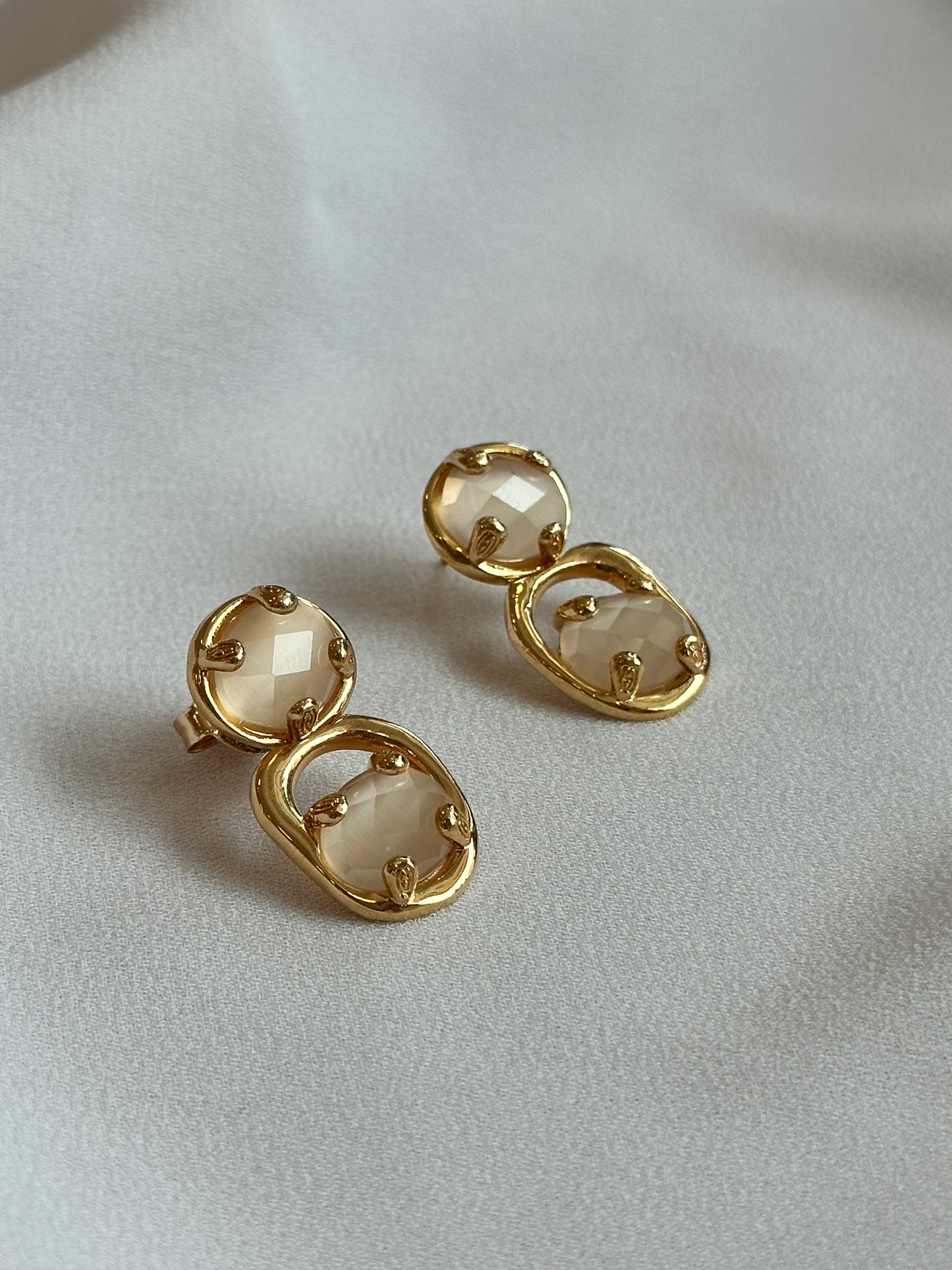 Brinco organico dourado com pedra leitosa