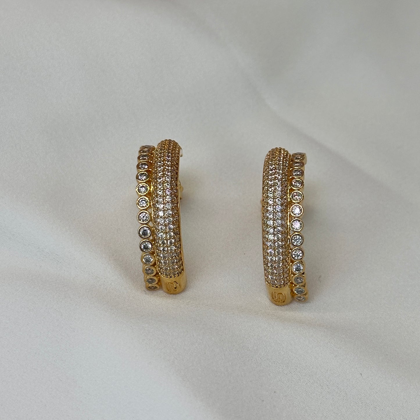 Brinco dourado festa, meia argola, cravejado