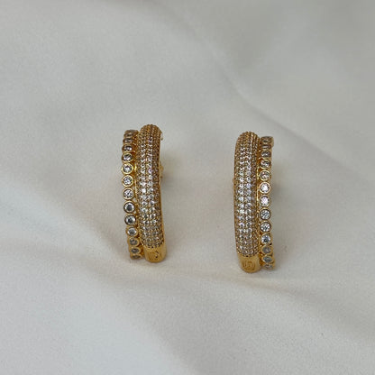 Brinco dourado festa, meia argola, cravejado