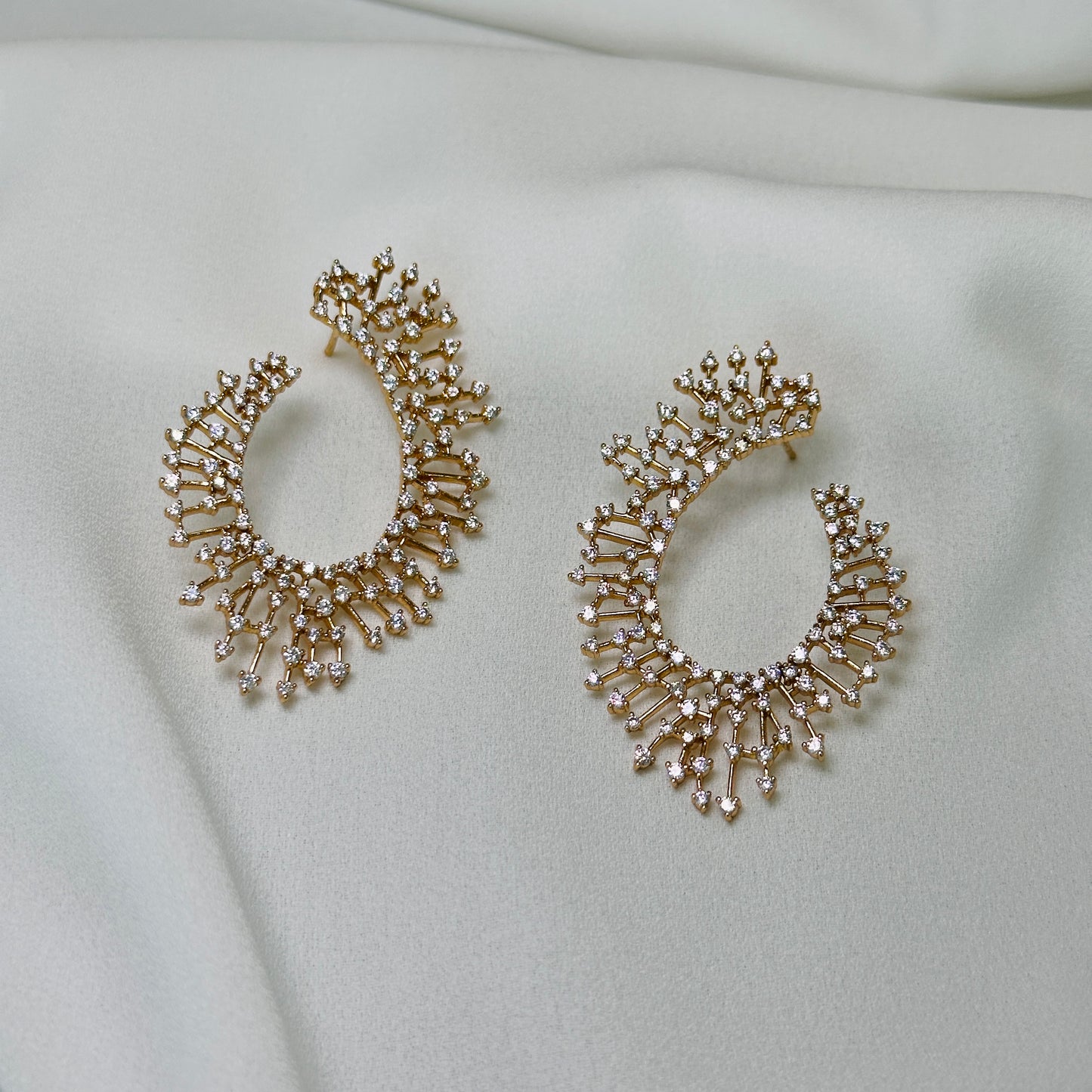 Brinco dourado, argola frontal, cravejado