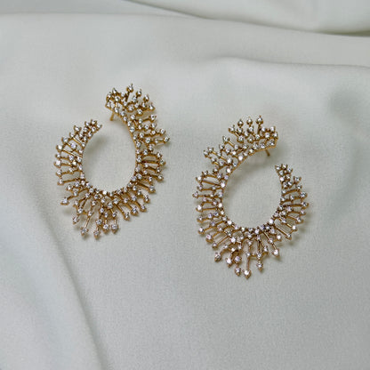 Brinco dourado, argola frontal, cravejado