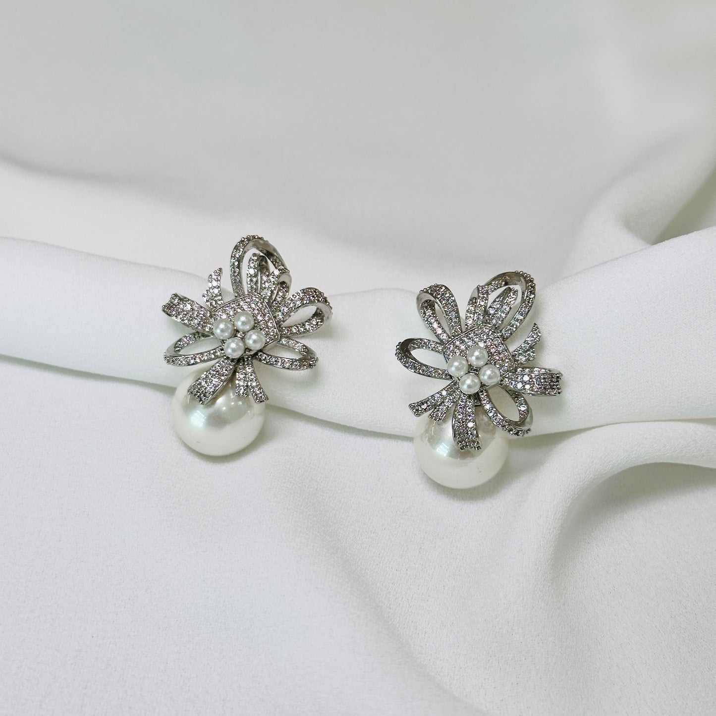 Brinco em ródio, cravejado, com pérolas e pircing (Graciosa)