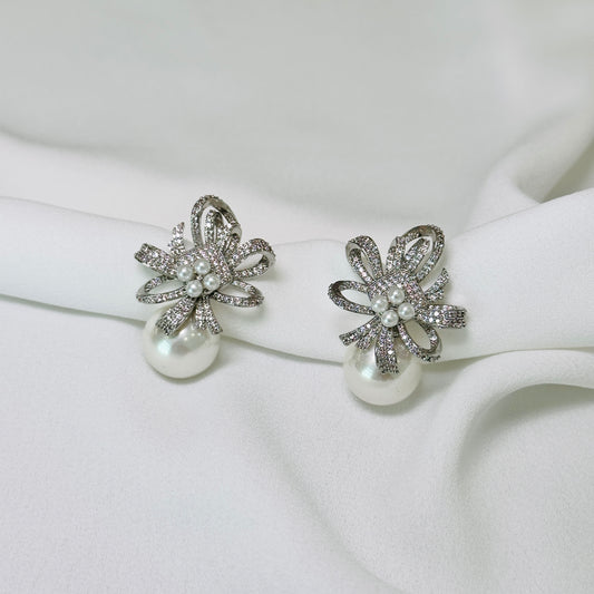 Brinco em ródio, cravejado, com pérolas e pircing (Graciosa)