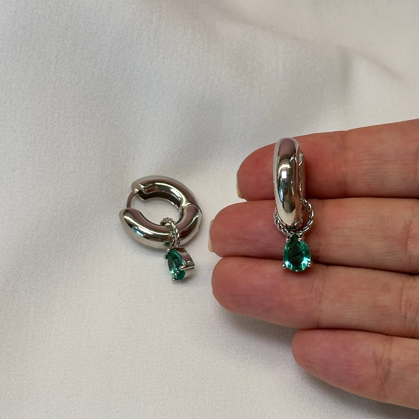 Brinco argola ródio pequena com pedra verde