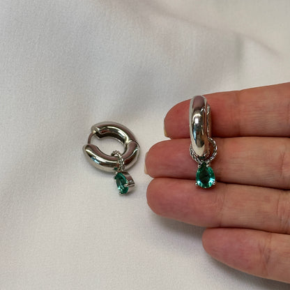Brinco argola ródio pequena com pedra verde