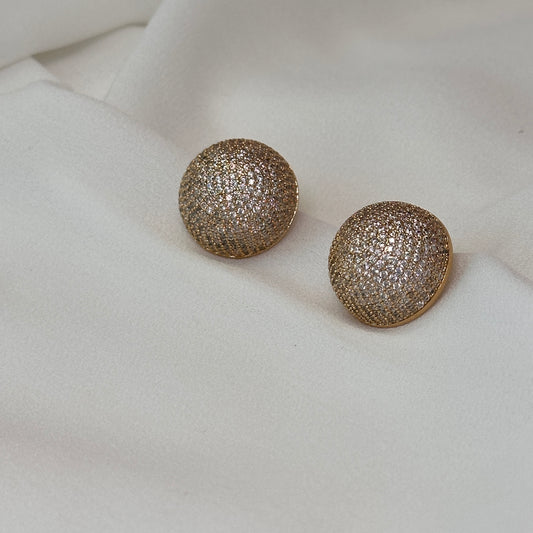 Brinco semi esfera dourado cravejado com zircônias