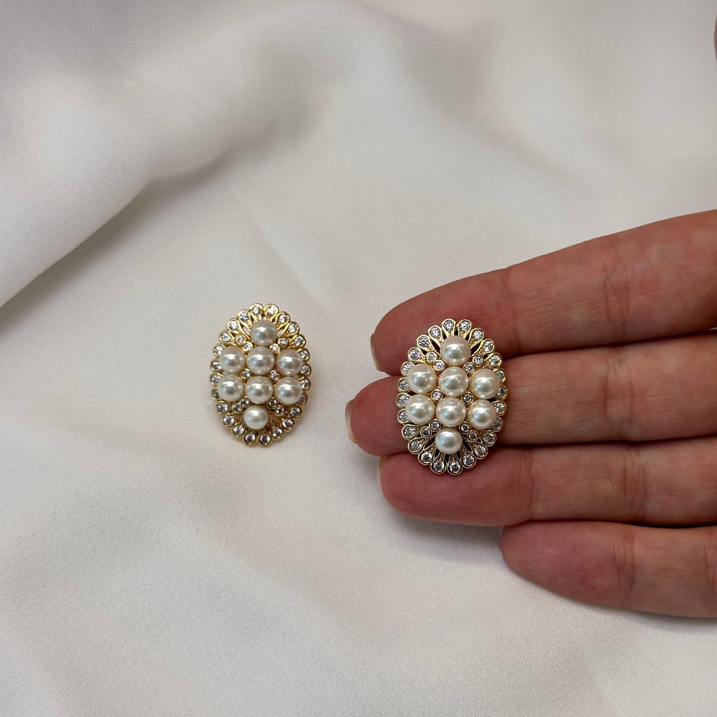 Brinco dourado, oval com pérolas