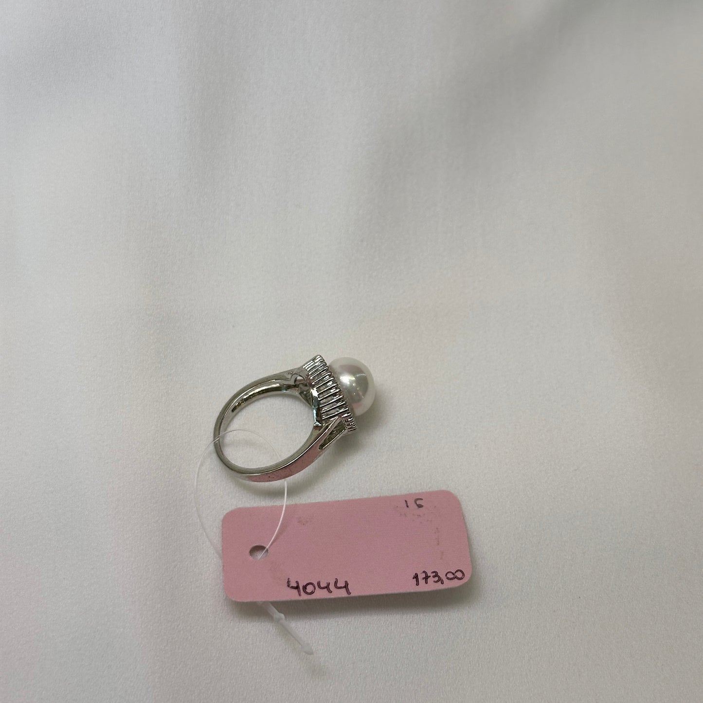 Anel ródio, cravejado com peróla