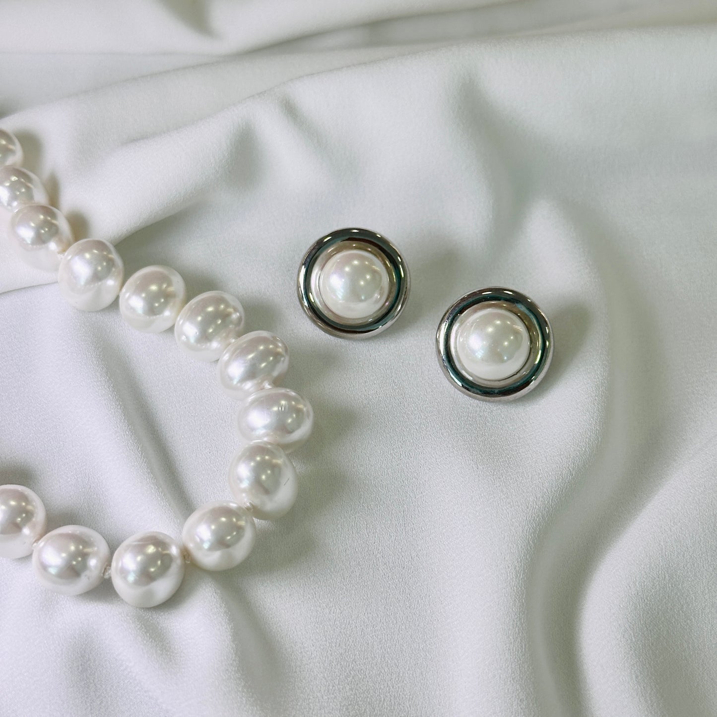 Brinco ródio, redondo com pérola