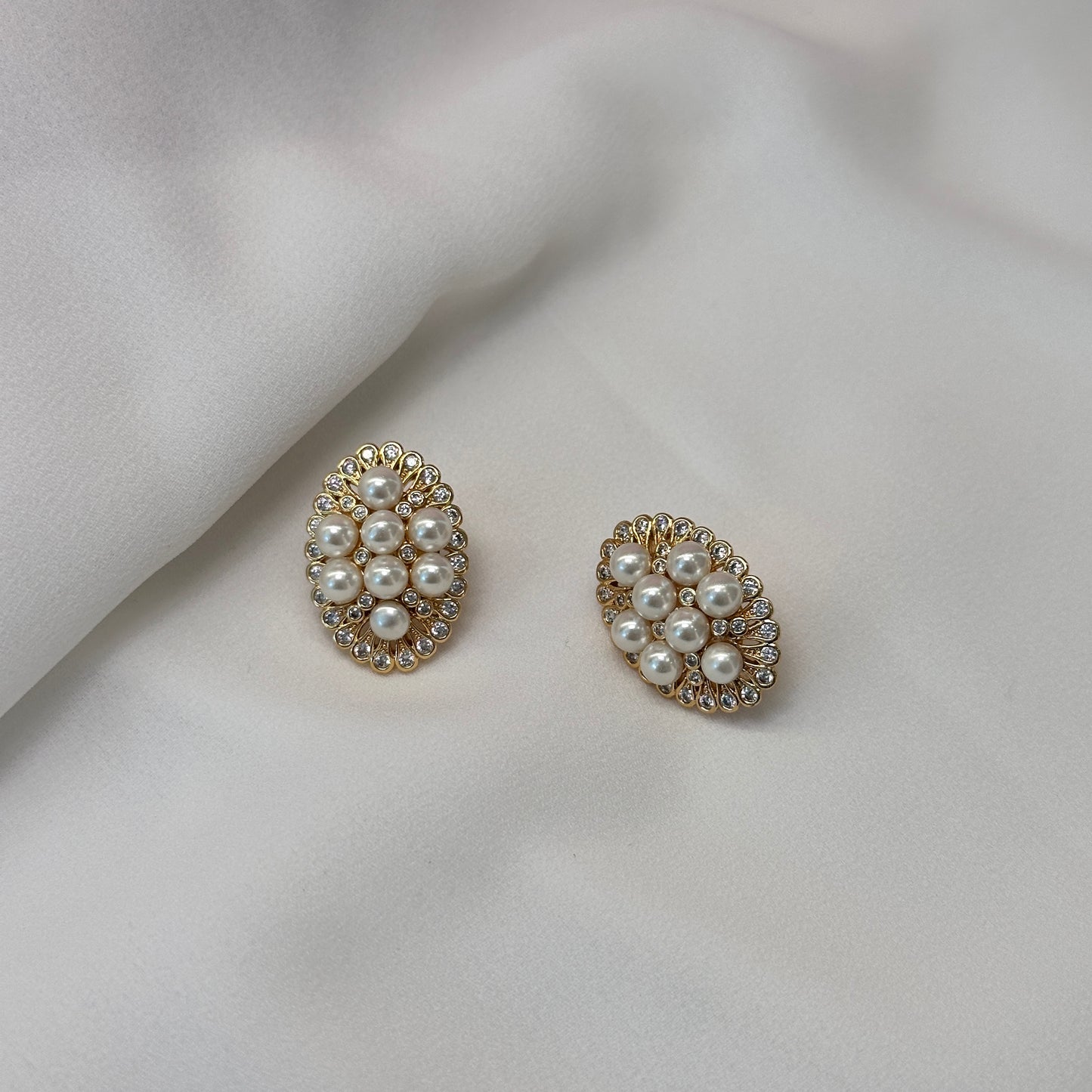 Brinco dourado, oval com pérolas