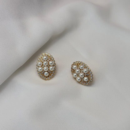 Brinco dourado, oval com pérolas