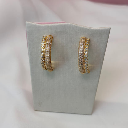 Brinco dourado festa, meia argola, cravejado