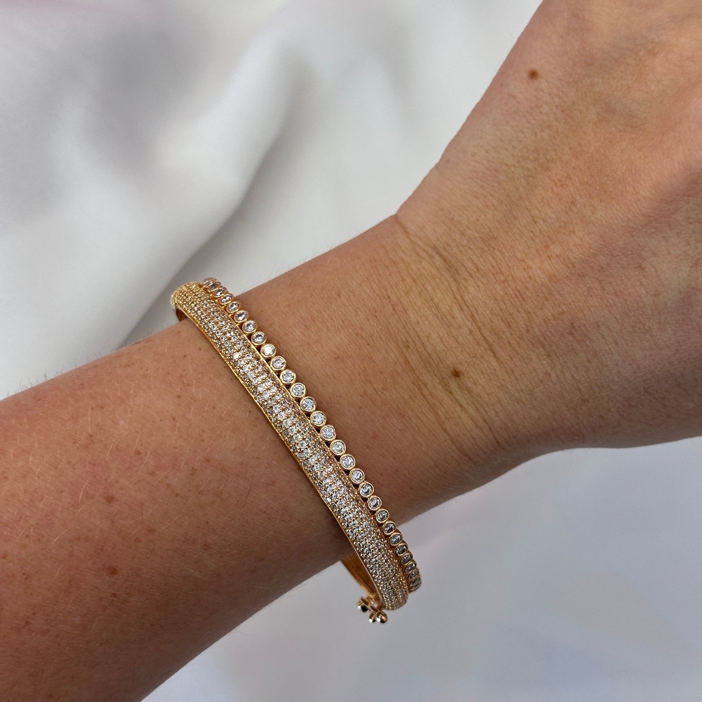 Bracelete dourado, cravejado