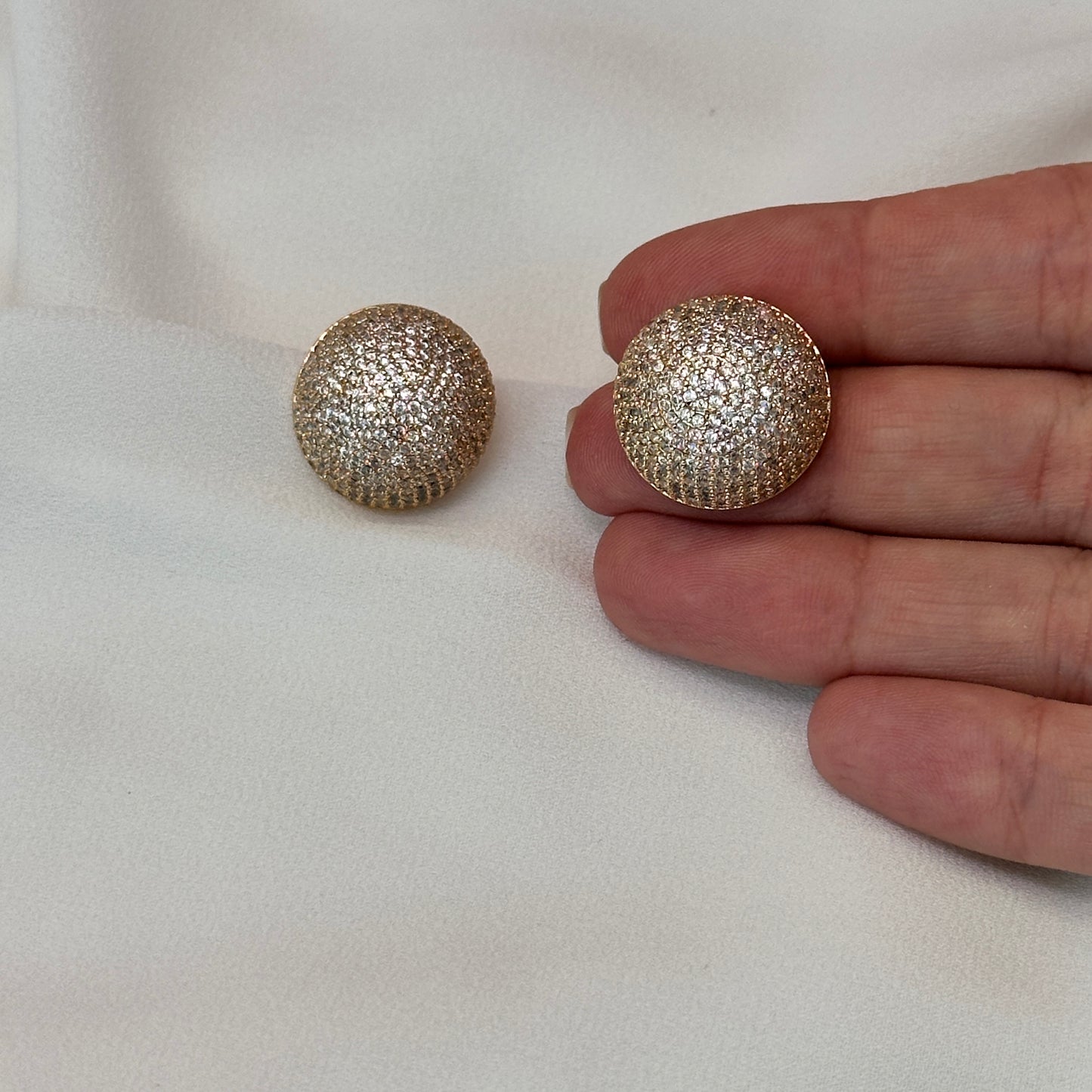 Brinco semi esfera dourado cravejado com zircônias