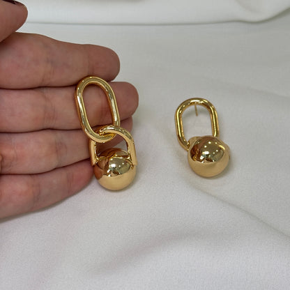 Brinco corrente e esfera lisa dourada