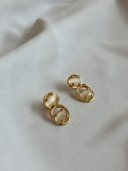 Brinco organico dourado com pedra leitosa