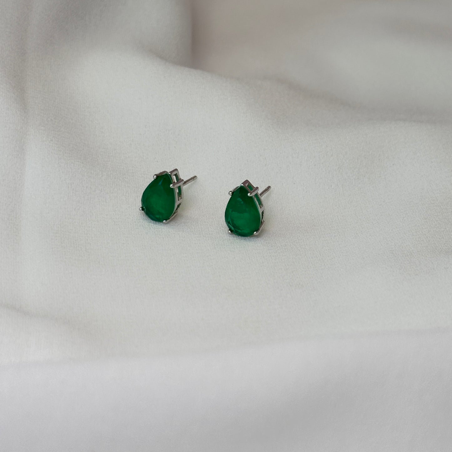 Brinco gota ródio, pedra esmeralda
