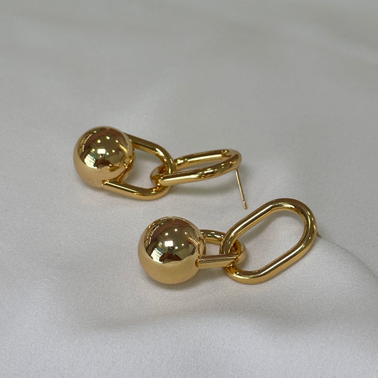 Brinco corrente e esfera lisa dourada